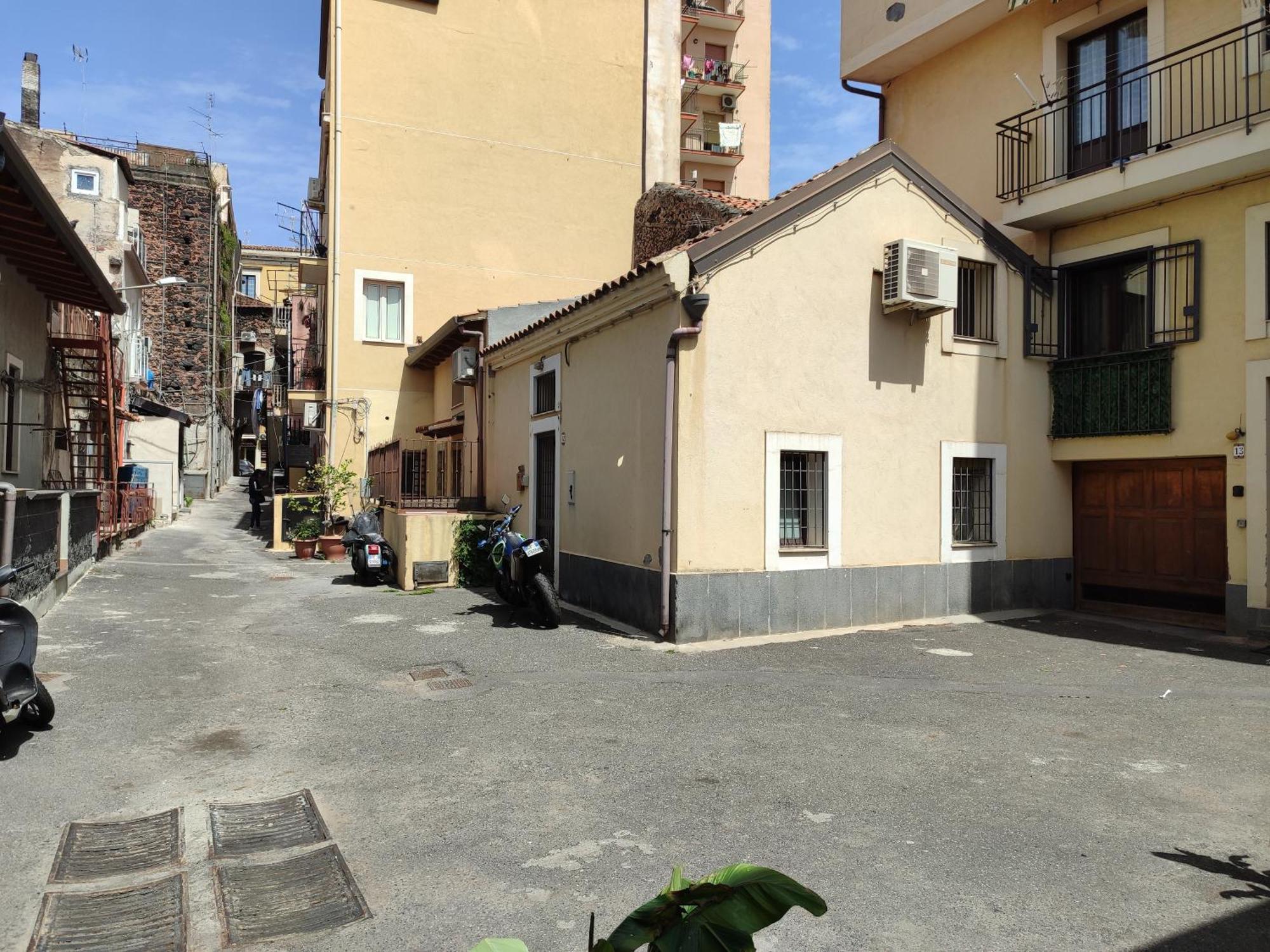 Le Case Del Cortile Катания Экстерьер фото