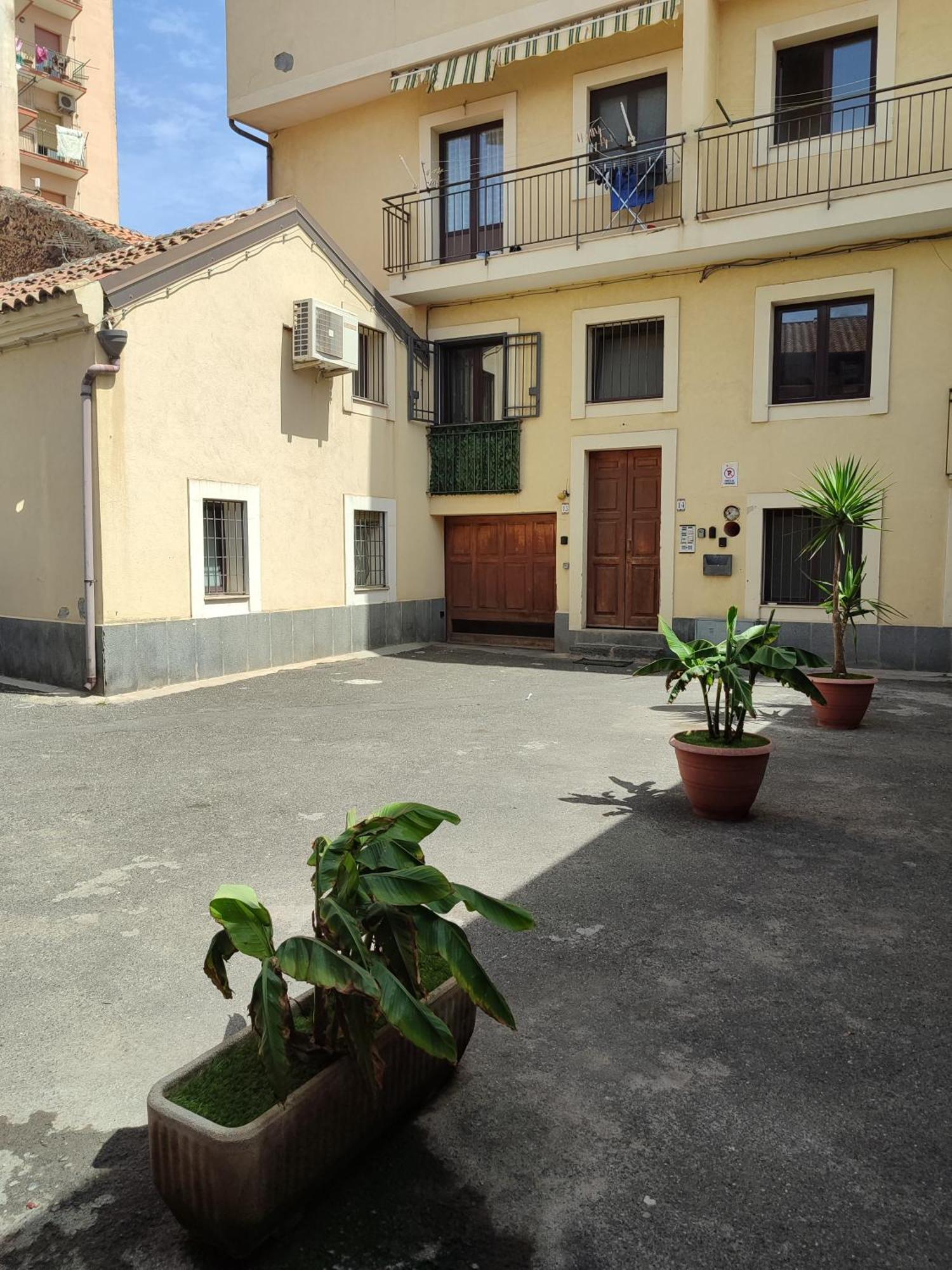 Le Case Del Cortile Катания Экстерьер фото